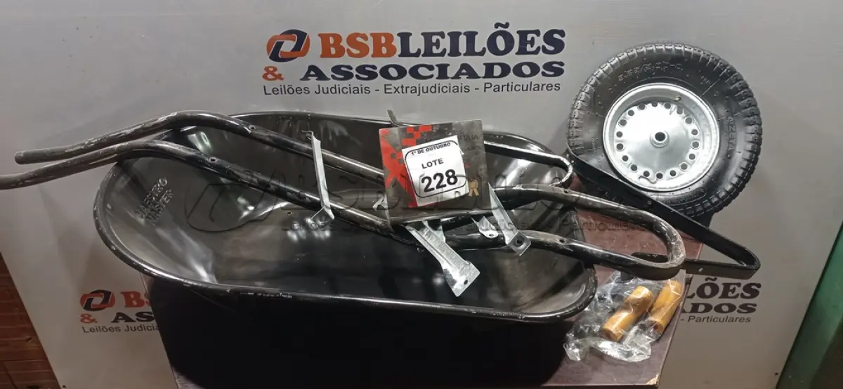 LOTE 228 - 01 CARRINHO DE MÃO DESMONTADO. (NO ESTADO) ATENÇÃO! FAZER A VISITAÇÃO ANTES DE ARREMATAR, NÃO SABEMOS SE FUNCIONA, LEILÃO NÃO TEM GARANTIA E NEM DEVOLUÇÃO, SUJEITO A POSSÍVEIS AVARIAS VISÍVEIS/OCULTAS E/OU AUSÊNCIA DE COMPONENTES.