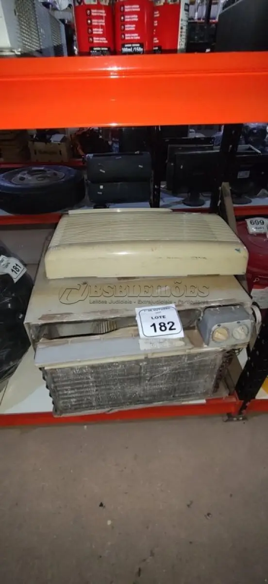 LOTE 182 - 01 AR CONDICIONADO DE JANELA. (NO ESTADO) ATENÇÃO! FAZER A VISITAÇÃO ANTES DE ARREMATAR, NÃO SABEMOS SE FUNCIONA, LEILÃO NÃO TEM GARANTIA E NEM DEVOLUÇÃO, SUJEITO A POSSÍVEIS AVARIAS VISÍVEIS/OCULTAS E/OU AUSÊNCIA DE COMPONENTES.