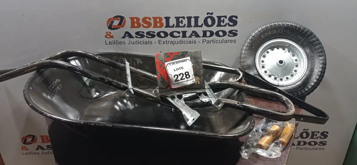 LOTE 228 - 01 CARRINHO DE MÃO DESMONTADO. (NO ESTADO) ATENÇÃO! FAZER A VISITAÇÃO ANTES DE ARREMATAR, NÃO SABEMOS SE FUNCIONA, LEILÃO NÃO TEM GARANTIA E NEM DEVOLUÇÃO, SUJEITO A POSSÍVEIS AVARIAS VISÍVEIS/OCULTAS E/OU AUSÊNCIA DE COMPONENTES.
