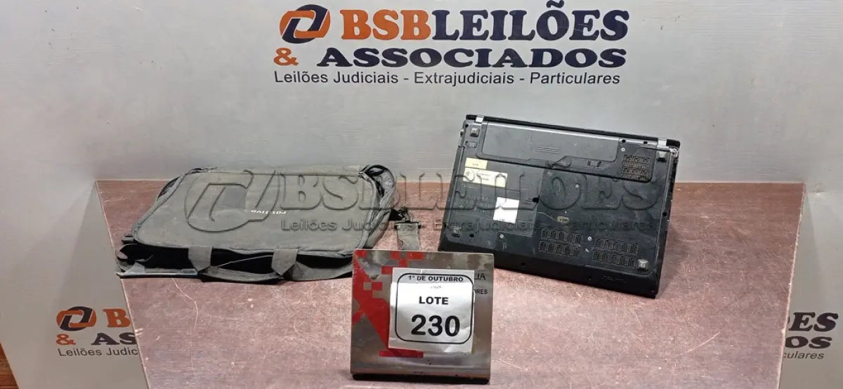 LOTE 230 - 01 NOTEBOOK MARCA LENOVO COM BOLSA SEM FONTE. (NO ESTADO) ATENÇÃO! FAZER A VISITAÇÃO ANTES DE ARREMATAR, NÃO SABEMOS SE FUNCIONA, LEILÃO NÃO TEM GARANTIA E NEM DEVOLUÇÃO, SUJEITO A POSSÍVEIS AVARIAS VISÍVEIS/OCULTAS E/OU AUSÊNCIA DE COMPONENTES.