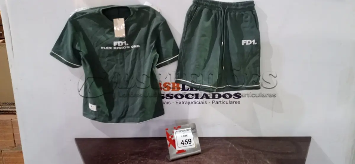 LOTE 459 - 01 CONJUNTO OVERSIZED TAM P SEM USO. (NO ESTADO) ATENÇÃO! FAZER A VISITAÇÃO ANTES DE ARREMATAR, NÃO SABEMOS SE FUNCIONA, LEILÃO NÃO TEM GARANTIA E NEM DEVOLUÇÃO, SUJEITO A POSSÍVEIS AVARIAS VISÍVEIS/OCULTAS E/OU AUSÊNCIA DE COMPONENTES.