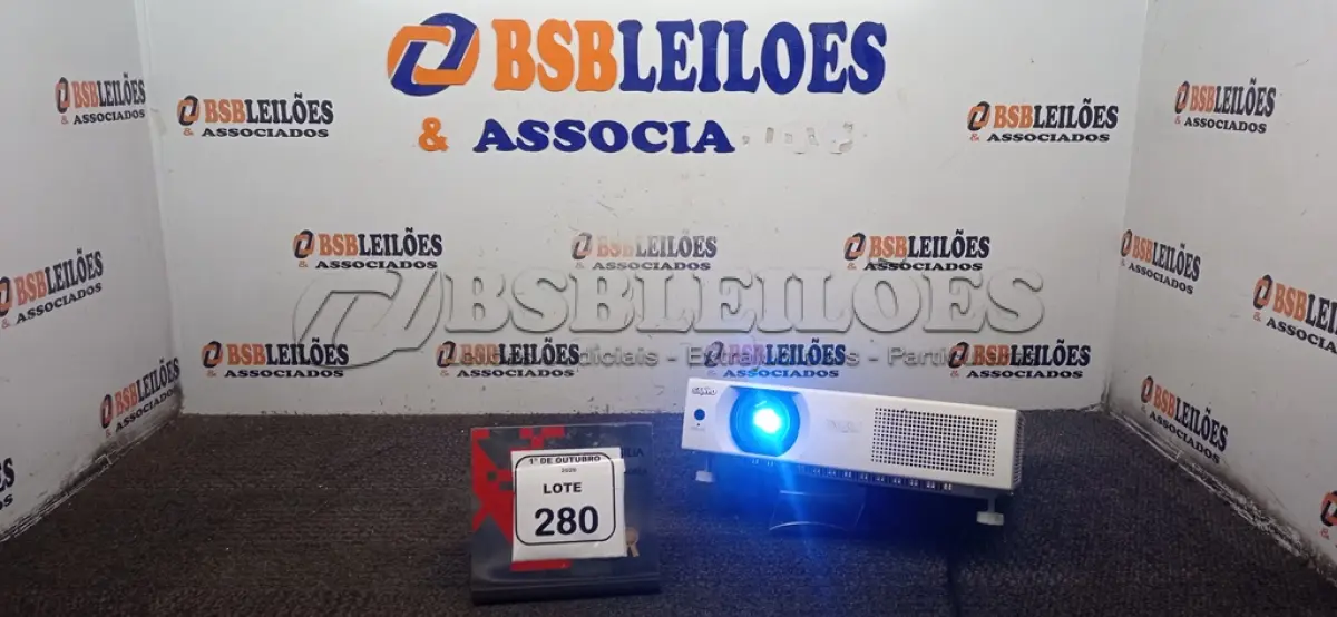 LOTE 280 - 01 PROJETOR MARCA SANYO SEM CABO. (NO ESTADO) ATENÇÃO! FAZER A VISITAÇÃO ANTES DE ARREMATAR, NÃO SABEMOS SE FUNCIONA, LEILÃO NÃO TEM GARANTIA E NEM DEVOLUÇÃO, SUJEITO A POSSÍVEIS AVARIAS VISÍVEIS/OCULTAS E/OU AUSÊNCIA DE COMPONENTES.