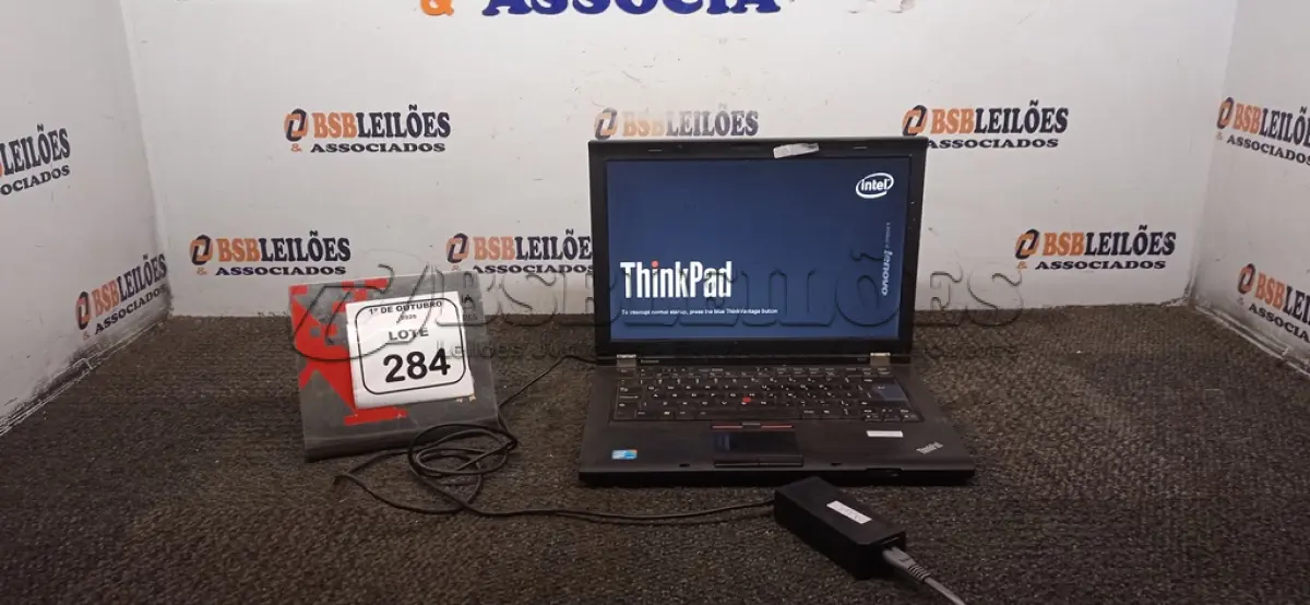 LOTE 284 - 01 NOTEBOOK LINHA THINPAD MARCA LENOVO COM FONTE. (NO ESTADO) ATENÇÃO! FAZER A VISITAÇÃO ANTES DE ARREMATAR, NÃO SABEMOS SE FUNCIONA, LEILÃO NÃO TEM GARANTIA E NEM DEVOLUÇÃO, SUJEITO A POSSÍVEIS AVARIAS VISÍVEIS/OCULTAS E/OU AUSÊNCIA DE COMPONENTES.