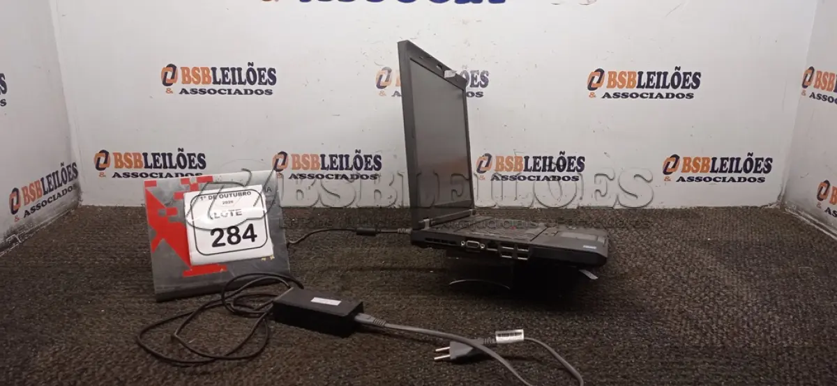 LOTE 284 - 01 NOTEBOOK LINHA THINPAD MARCA LENOVO COM FONTE. (NO ESTADO) ATENÇÃO! FAZER A VISITAÇÃO ANTES DE ARREMATAR, NÃO SABEMOS SE FUNCIONA, LEILÃO NÃO TEM GARANTIA E NEM DEVOLUÇÃO, SUJEITO A POSSÍVEIS AVARIAS VISÍVEIS/OCULTAS E/OU AUSÊNCIA DE COMPONENTES.