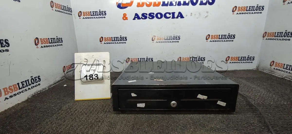 LOTE 183 - 01 GAVETA DE DINHEIRO. (NO ESTADO) ATENÇÃO! FAZER A VISITAÇÃO ANTES DE ARREMATAR, NÃO SABEMOS SE FUNCIONA, LEILÃO NÃO TEM GARANTIA E NEM DEVOLUÇÃO, SUJEITO A POSSÍVEIS AVARIAS VISÍVEIS/OCULTAS E/OU AUSÊNCIA DE COMPONENTES.