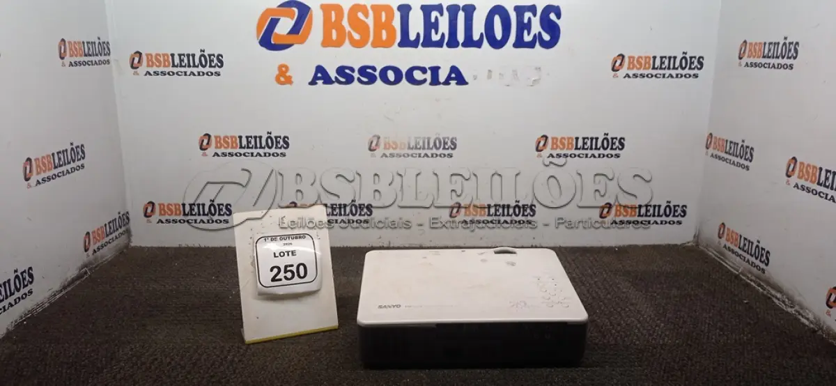 LOTE 250 - 01 PROJETOR MARCA SANYO SEM CABO. (NO ESTADO) ATENÇÃO! FAZER A VISITAÇÃO ANTES DE ARREMATAR, NÃO SABEMOS SE FUNCIONA, LEILÃO NÃO TEM GARANTIA E NEM DEVOLUÇÃO, SUJEITO A POSSÍVEIS AVARIAS VISÍVEIS/OCULTAS E/OU AUSÊNCIA DE COMPONENTES.