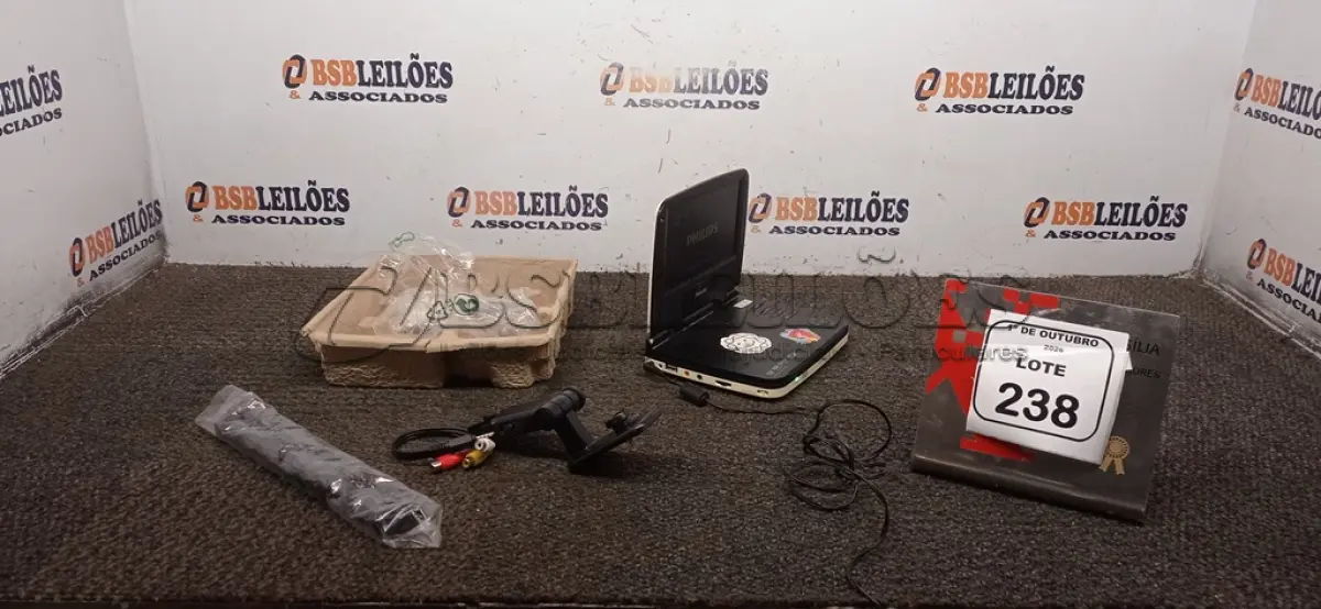 LOTE 238 - 01 DVD PORTATIL MARCA PHILIPS. (NO ESTADO) ATENÇÃO! FAZER A VISITAÇÃO ANTES DE ARREMATAR, NÃO SABEMOS SE FUNCIONA, LEILÃO NÃO TEM GARANTIA E NEM DEVOLUÇÃO, SUJEITO A POSSÍVEIS AVARIAS VISÍVEIS/OCULTAS E/OU AUSÊNCIA DE COMPONENTES.