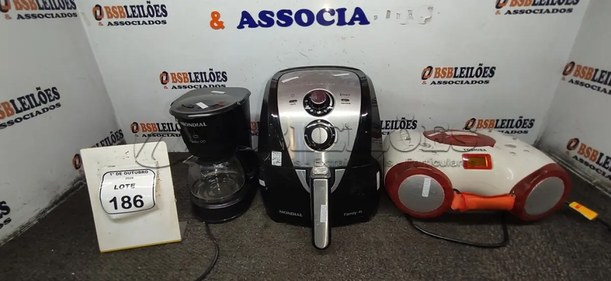 LOTE 186 - 01 CD PLAYER PORTÁTIL MARCA TOSHIBA, 01 AIR FRYER E 01 CAFETEIRA MARCA MONDIAL. (NO ESTADO) ATENÇÃO! FAZER A VISITAÇÃO ANTES DE ARREMATAR, NÃO SABEMOS SE FUNCIONA, LEILÃO NÃO TEM GARANTIA E NEM DEVOLUÇÃO, SUJEITO A POSSÍVEIS AVARIAS VISÍVEIS/OCULTAS E/OU AUSÊNCIA DE COMPONENTES.