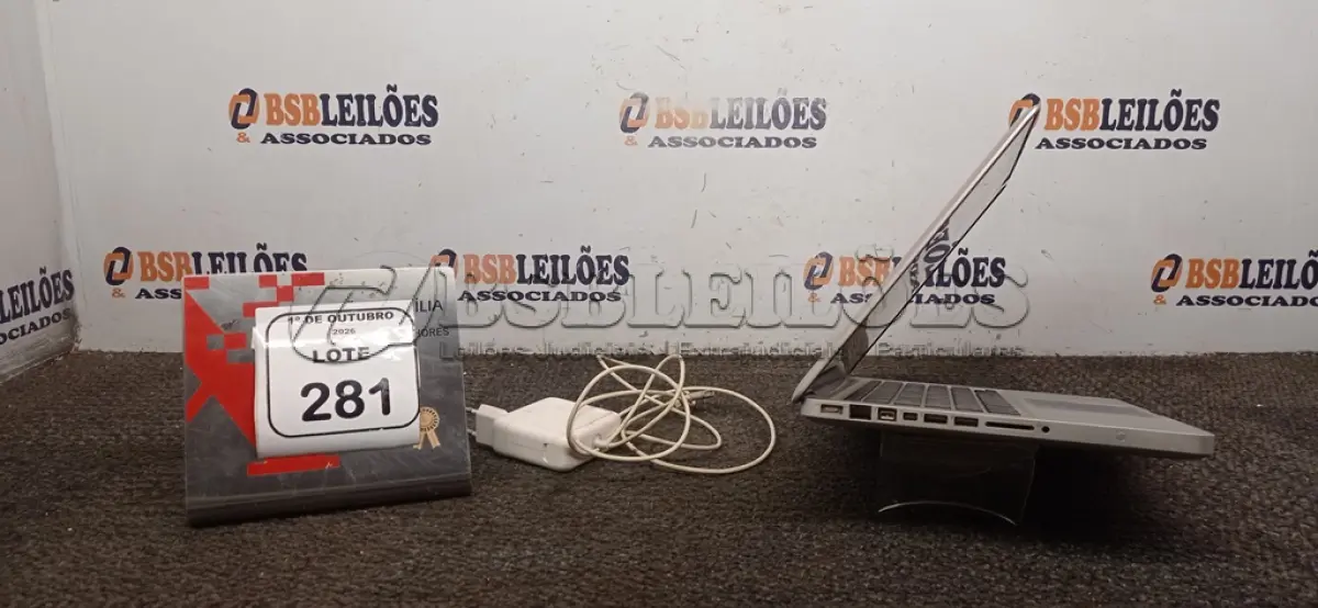 LOTE 281 - 01 MACBOOK APPLE COM CARREGADOR. (NO ESTADO) ATENÇÃO! FAZER A VISITAÇÃO ANTES DE ARREMATAR, NÃO SABEMOS SE FUNCIONA, LEILÃO NÃO TEM GARANTIA E NEM DEVOLUÇÃO, SUJEITO A POSSÍVEIS AVARIAS VISÍVEIS/OCULTAS E/OU AUSÊNCIA DE COMPONENTES.