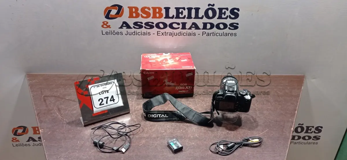 LOTE 274 - 01 CÂMERA DIGITAL MODELO REBEL XTI MARCA CANON. (NO ESTADO) ATENÇÃO! FAZER A VISITAÇÃO ANTES DE ARREMATAR, NÃO SABEMOS SE FUNCIONA, LEILÃO NÃO TEM GARANTIA E NEM DEVOLUÇÃO, SUJEITO A POSSÍVEIS AVARIAS VISÍVEIS/OCULTAS E/OU AUSÊNCIA DE COMPONENTES.