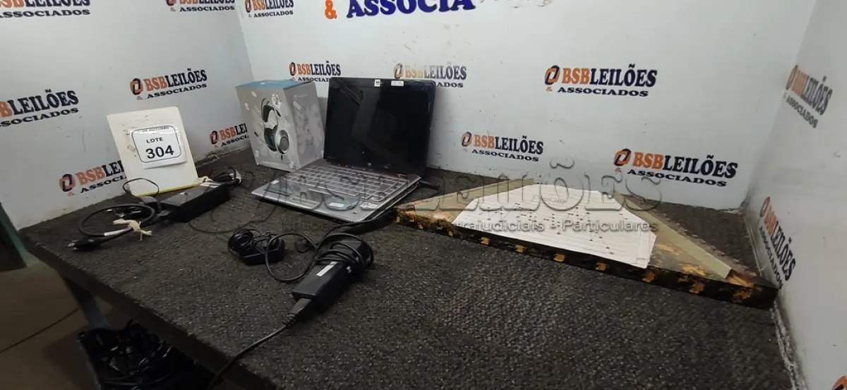 LOTE 304 - 01 NOTEBOOK MARCA HP COM FONTE, 01 MOLDEM, 01 HEADPHONE MARCA NUBWO E 01 CÍTARA COM PARTITURAS. (NO ESTADO) ATENÇÃO! FAZER A VISITAÇÃO ANTES DE ARREMATAR, NÃO SABEMOS SE FUNCIONA, LEILÃO NÃO TEM GARANTIA E NEM DEVOLUÇÃO, SUJEITO A POSSÍVEIS AVARIAS VISÍVEIS/OCULTAS E/OU AUSÊNCIA DE COMPONENTES.