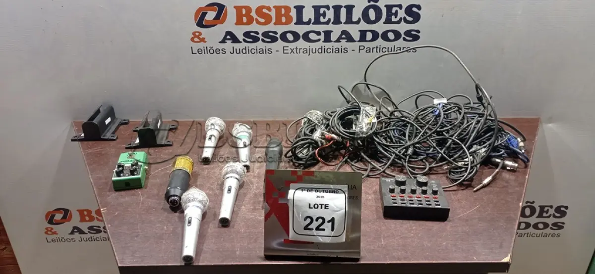 LOTE 221 - 01 OVERDRIVE MARCA NUX E VÁRIOS MICROFONES E CABOS PARA MIC DE MARCAS E MODELOS DIVERSOS. (NO ESTADO) ATENÇÃO! FAZER A VISITAÇÃO ANTES DE ARREMATAR, NÃO SABEMOS SE FUNCIONA, LEILÃO NÃO TEM GARANTIA E NEM DEVOLUÇÃO, SUJEITO A POSSÍVEIS AVARIAS VISÍVEIS/OCULTAS E/OU AUSÊNCIA DE COMPONENTES.