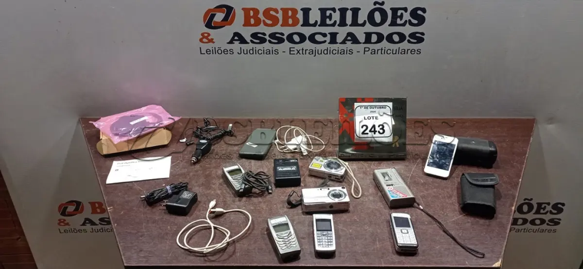 LOTE 243 - 01 IPHONE 4S COM CARREGADOR, 04 CELULARES ANTIGOS, 02 CÂMERAS FOTOGRÁFICAS, 01 POWER BANK, 01 GRAVADOR DE VOZ E 01 ANTENA EXTERNA WIFI. (NO ESTADO) ATENÇÃO! FAZER A VISITAÇÃO ANTES DE ARREMATAR, NÃO SABEMOS SE FUNCIONA, LEILÃO NÃO TEM GARANTIA E NEM DEVOLUÇÃO, SUJEITO A POSSÍVEIS AVARIAS VISÍVEIS/OCULTAS E/OU AUSÊNCIA DE COMPONENTES.