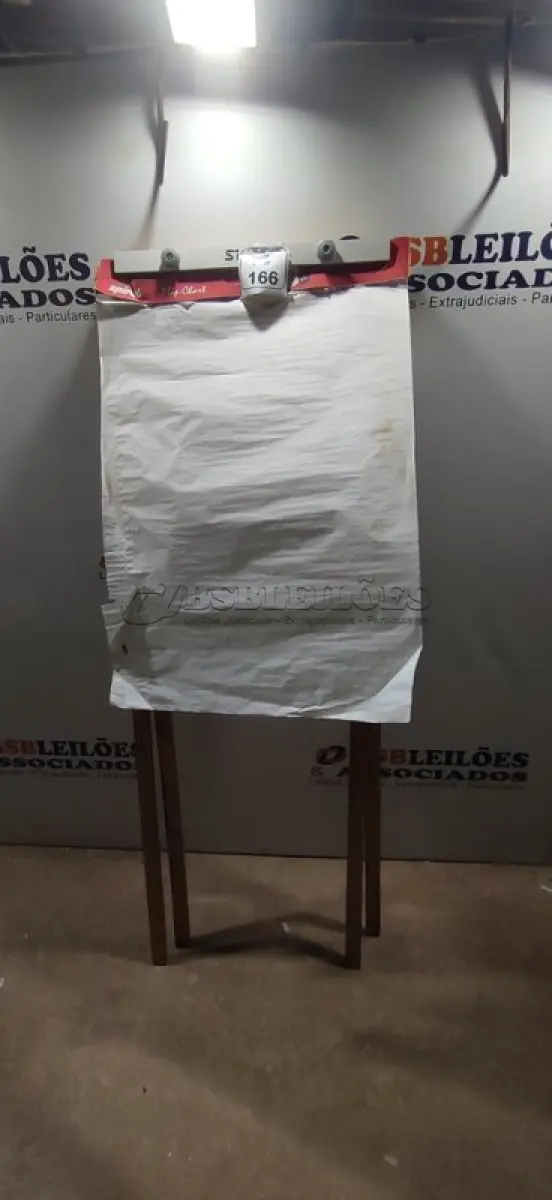 LOTE 166 - 01 CAVALETE FLIPCHART COM BLOCO DE PAPEL. (NO ESTADO) ATENÇÃO! FAZER A VISITAÇÃO ANTES DE ARREMATAR, NÃO SABEMOS SE FUNCIONA, LEILÃO NÃO TEM GARANTIA E NEM DEVOLUÇÃO, SUJEITO A POSSÍVEIS AVARIAS VISÍVEIS/OCULTAS E/OU AUSÊNCIA DE COMPONENTES.
