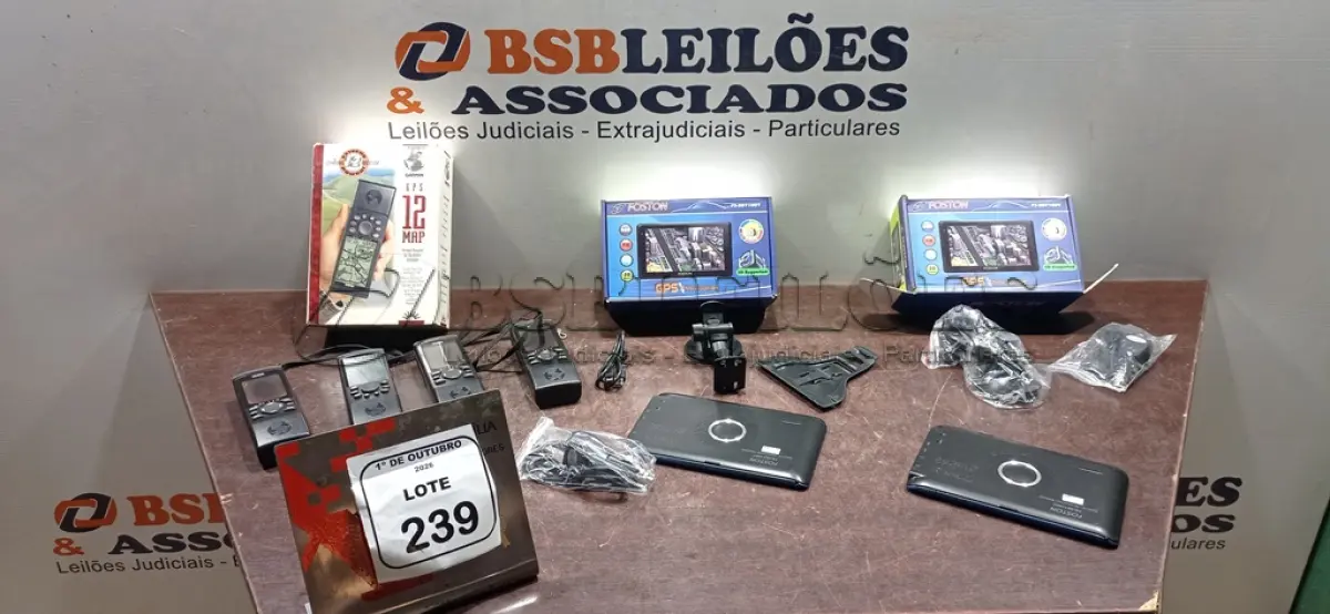 LOTE 239 - 01 GPS MARCA GARMIN E 02 GPS MARCA FOSTON. (NO ESTADO) ATENÇÃO! FAZER A VISITAÇÃO ANTES DE ARREMATAR, NÃO SABEMOS SE FUNCIONA, LEILÃO NÃO TEM GARANTIA E NEM DEVOLUÇÃO, SUJEITO A POSSÍVEIS AVARIAS VISÍVEIS/OCULTAS E/OU AUSÊNCIA DE COMPONENTES.