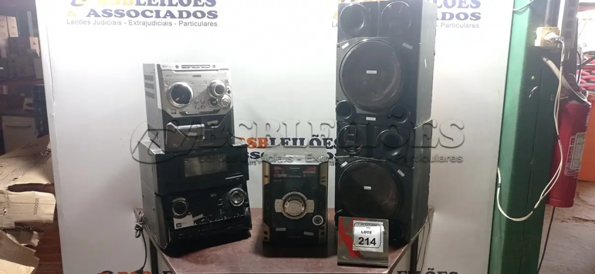 LOTE 214 - 03 APARELHOS DE SOM E 02 CAIXAS DE MARCAS E MODELOS DIVERSOS. (NO ESTADO) ATENÇÃO! FAZER A VISITAÇÃO ANTES DE ARREMATAR, NÃO SABEMOS SE FUNCIONA, LEILÃO NÃO TEM GARANTIA E NEM DEVOLUÇÃO, SUJEITO A POSSÍVEIS AVARIAS VISÍVEIS/OCULTAS E/OU AUSÊNCIA DE COMPONENTES.