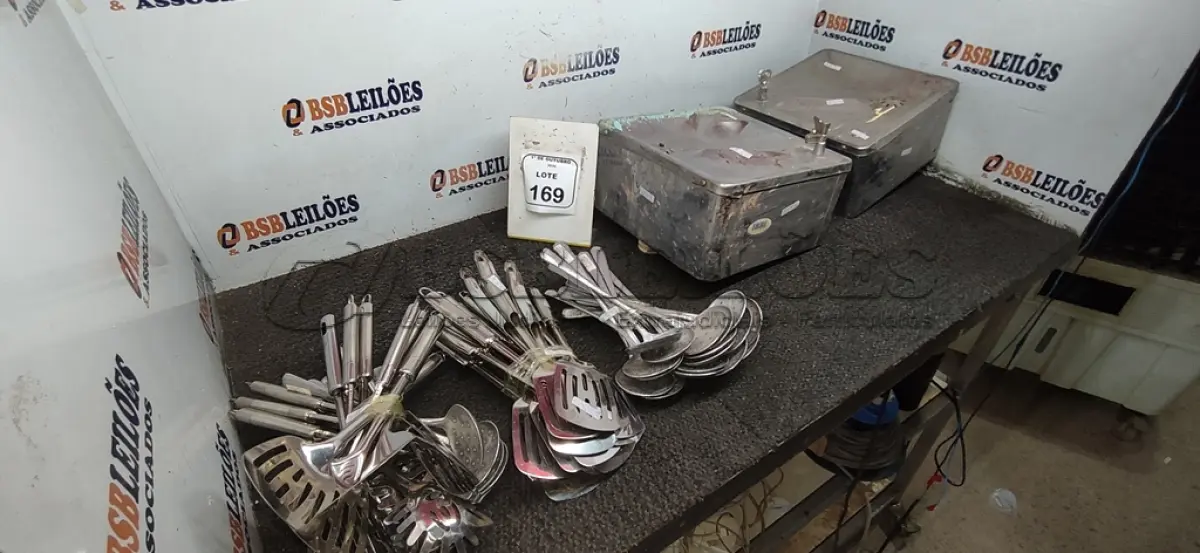 LOTE 169 - 02 BEBEDOUROS DE PAREDE, 20 ESCUMADEIRAS EM INOX, 20 ESCUMADEIRAS EM ALUMÍNIO E 22 COLHERES DE COZINHA. (NO ESTADO) ATENÇÃO! FAZER A VISITAÇÃO ANTES DE ARREMATAR, NÃO SABEMOS SE FUNCIONA, LEILÃO NÃO TEM GARANTIA E NEM DEVOLUÇÃO, SUJEITO A POSSÍVEIS AVARIAS VISÍVEIS/OCULTAS E/OU AUSÊNCIA DE COMPONENTES.