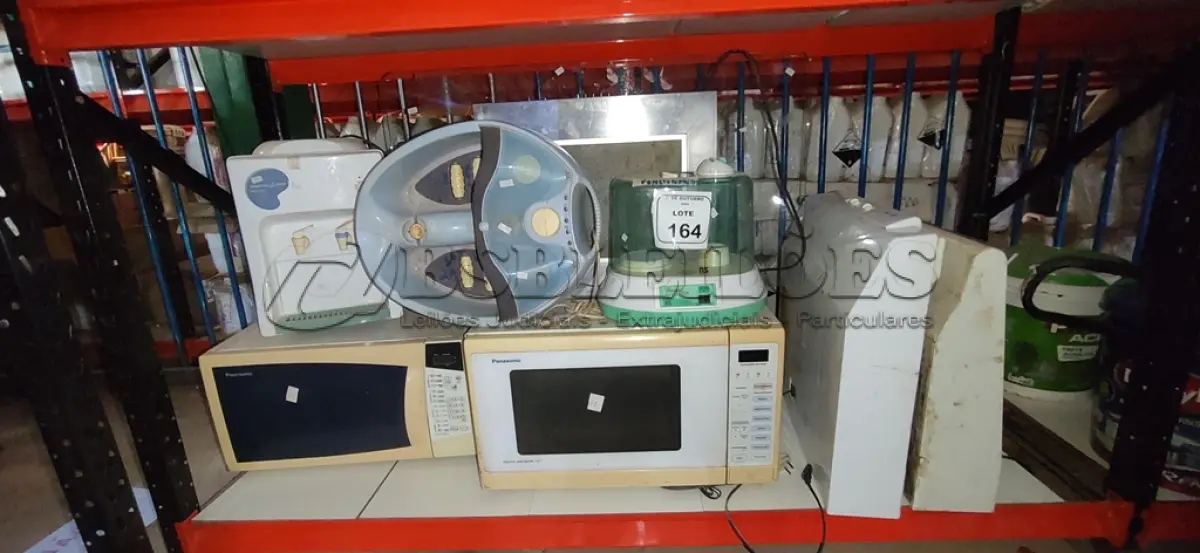 LOTE 164 - 01 BEBEDOURO, 02 MICRO-ONDAS, 01 MASSAGEADOR DE PÉS, 01 UMIDIFICADOR DE AR, 01 COIFA E 02 DEPURADORES DE AR. (NO ESTADO) ATENÇÃO! FAZER A VISITAÇÃO ANTES DE ARREMATAR, NÃO SABEMOS SE FUNCIONA, LEILÃO NÃO TEM GARANTIA E NEM DEVOLUÇÃO, SUJEITO A POSSÍVEIS AVARIAS VISÍVEIS/OCULTAS E/OU AUSÊNCIA DE COMPONENTES.