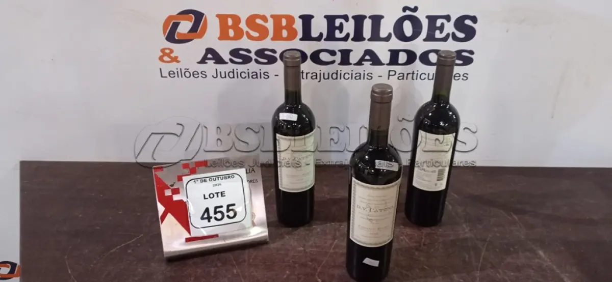 LOTE 455 - 03 GARRAFAS DE VINHO TINTO CABERNET MALBEC ARGENTINO DE 750ML CADA MARCA D.V CATENA. (NO ESTADO) ATENÇÃO! FAZER A VISITAÇÃO ANTES DE ARREMATAR, NÃO SABEMOS SE FUNCIONA, LEILÃO NÃO TEM GARANTIA E NEM DEVOLUÇÃO, SUJEITO A POSSÍVEIS AVARIAS VISÍVEIS/OCULTAS E/OU AUSÊNCIA DE COMPONENTES.