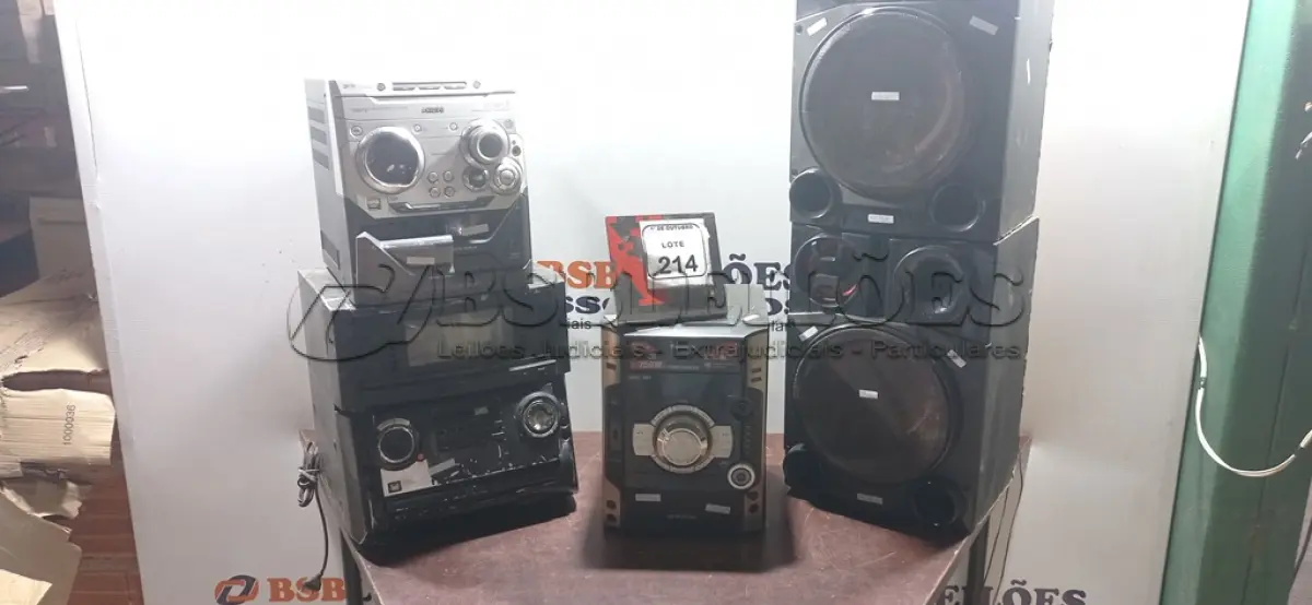 LOTE 214 - 03 APARELHOS DE SOM E 02 CAIXAS DE MARCAS E MODELOS DIVERSOS. (NO ESTADO) ATENÇÃO! FAZER A VISITAÇÃO ANTES DE ARREMATAR, NÃO SABEMOS SE FUNCIONA, LEILÃO NÃO TEM GARANTIA E NEM DEVOLUÇÃO, SUJEITO A POSSÍVEIS AVARIAS VISÍVEIS/OCULTAS E/OU AUSÊNCIA DE COMPONENTES.