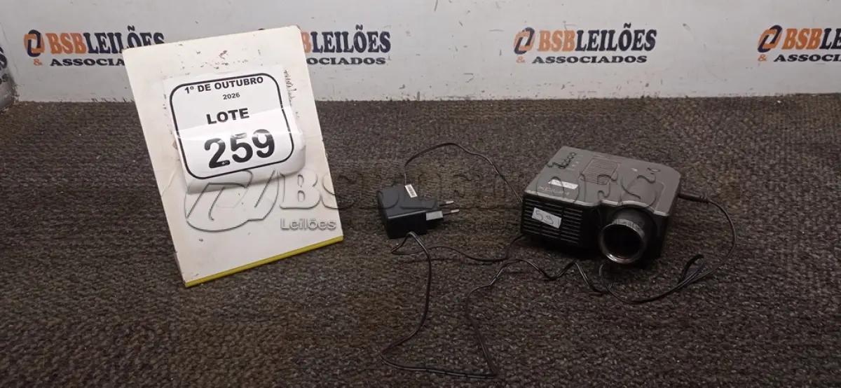 LOTE 259 - 01 PROJETOR MARCA HADX. (NO ESTADO) ATENÇÃO! FAZER A VISITAÇÃO ANTES DE ARREMATAR, NÃO SABEMOS SE FUNCIONA, LEILÃO NÃO TEM GARANTIA E NEM DEVOLUÇÃO, SUJEITO A POSSÍVEIS AVARIAS VISÍVEIS/OCULTAS E/OU AUSÊNCIA DE COMPONENTES.