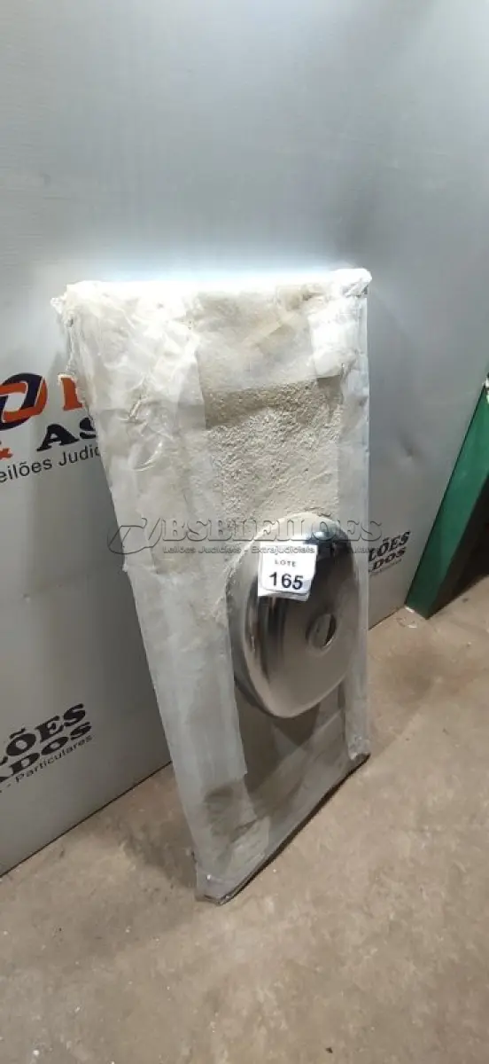 LOTE 165 - 01 PIA COM CUBA DE 0,55X1,20M. (NO ESTADO) ATENÇÃO! FAZER A VISITAÇÃO ANTES DE ARREMATAR, NÃO SABEMOS SE FUNCIONA, LEILÃO NÃO TEM GARANTIA E NEM DEVOLUÇÃO, SUJEITO A POSSÍVEIS AVARIAS VISÍVEIS/OCULTAS E/OU AUSÊNCIA DE COMPONENTES.