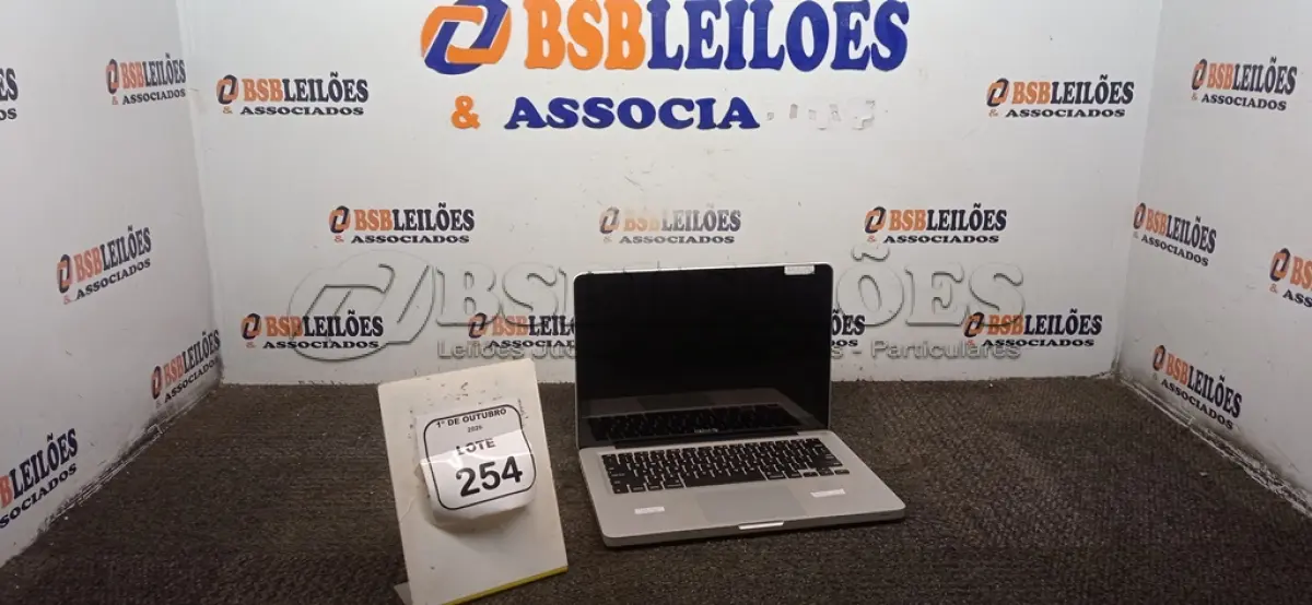 LOTE 254 - 01 MACBOOK APPLE SEM FONTE. (NO ESTADO) ATENÇÃO! FAZER A VISITAÇÃO ANTES DE ARREMATAR, NÃO SABEMOS SE FUNCIONA, LEILÃO NÃO TEM GARANTIA E NEM DEVOLUÇÃO, SUJEITO A POSSÍVEIS AVARIAS VISÍVEIS/OCULTAS E/OU AUSÊNCIA DE COMPONENTES.