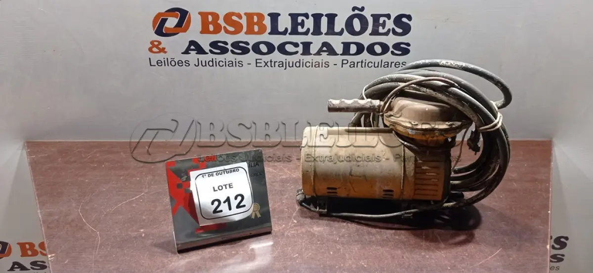LOTE 212 - 01 MOTOR COMPRESSOR DE AR COM MANGUEIRA. (NO ESTADO) ATENÇÃO! FAZER A VISITAÇÃO ANTES DE ARREMATAR, NÃO SABEMOS SE FUNCIONA, LEILÃO NÃO TEM GARANTIA E NEM DEVOLUÇÃO, SUJEITO A POSSÍVEIS AVARIAS VISÍVEIS/OCULTAS E/OU AUSÊNCIA DE COMPONENTES.