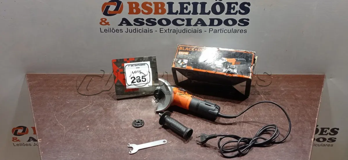 LOTE 235 - 01 ESMERILHADEIRA ANGULAR DE 4-1/2 650W 220V MARCA BLACK DECEKER. (NO ESTADO) ATENÇÃO! FAZER A VISITAÇÃO ANTES DE ARREMATAR, NÃO SABEMOS SE FUNCIONA, LEILÃO NÃO TEM GARANTIA E NEM DEVOLUÇÃO, SUJEITO A POSSÍVEIS AVARIAS VISÍVEIS/OCULTAS E/OU AUSÊNCIA DE COMPONENTES.