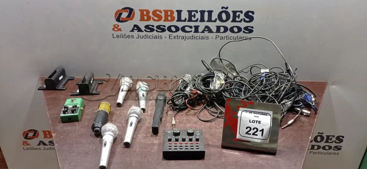 LOTE 221 - 01 OVERDRIVE MARCA NUX E VÁRIOS MICROFONES E CABOS PARA MIC DE MARCAS E MODELOS DIVERSOS. (NO ESTADO) ATENÇÃO! FAZER A VISITAÇÃO ANTES DE ARREMATAR, NÃO SABEMOS SE FUNCIONA, LEILÃO NÃO TEM GARANTIA E NEM DEVOLUÇÃO, SUJEITO A POSSÍVEIS AVARIAS VISÍVEIS/OCULTAS E/OU AUSÊNCIA DE COMPONENTES.