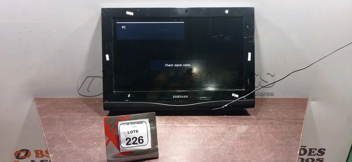 LOTE 226 - 01 TV 27’’ MARCA SAMSUNG. (NO ESTADO) ATENÇÃO! FAZER A VISITAÇÃO ANTES DE ARREMATAR, NÃO SABEMOS SE FUNCIONA, LEILÃO NÃO TEM GARANTIA E NEM DEVOLUÇÃO, SUJEITO A POSSÍVEIS AVARIAS VISÍVEIS/OCULTAS E/OU AUSÊNCIA DE COMPONENTES.