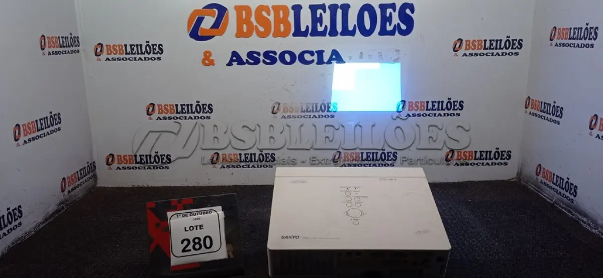 LOTE 280 - 01 PROJETOR MARCA SANYO SEM CABO. (NO ESTADO) ATENÇÃO! FAZER A VISITAÇÃO ANTES DE ARREMATAR, NÃO SABEMOS SE FUNCIONA, LEILÃO NÃO TEM GARANTIA E NEM DEVOLUÇÃO, SUJEITO A POSSÍVEIS AVARIAS VISÍVEIS/OCULTAS E/OU AUSÊNCIA DE COMPONENTES.