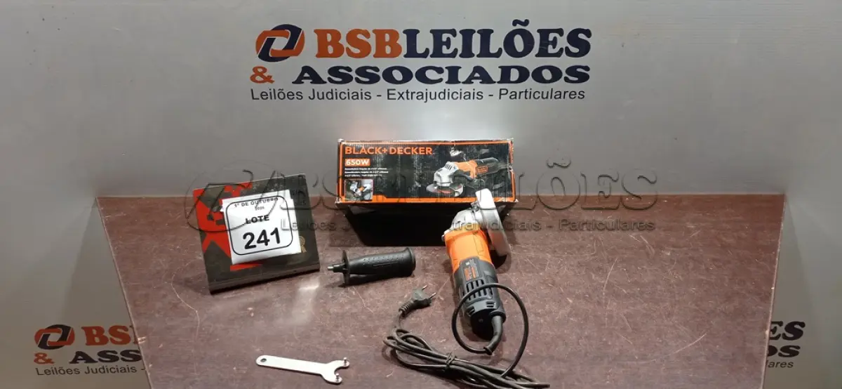 LOTE 241 - 01 ESMERILHADEIRA ANGULAR DE 4-1/2 650W 220V MARCA BLACK DECEKER. (NO ESTADO) ATENÇÃO! FAZER A VISITAÇÃO ANTES DE ARREMATAR, NÃO SABEMOS SE FUNCIONA, LEILÃO NÃO TEM GARANTIA E NEM DEVOLUÇÃO, SUJEITO A POSSÍVEIS AVARIAS VISÍVEIS/OCULTAS E/OU AUSÊNCIA DE COMPONENTES.