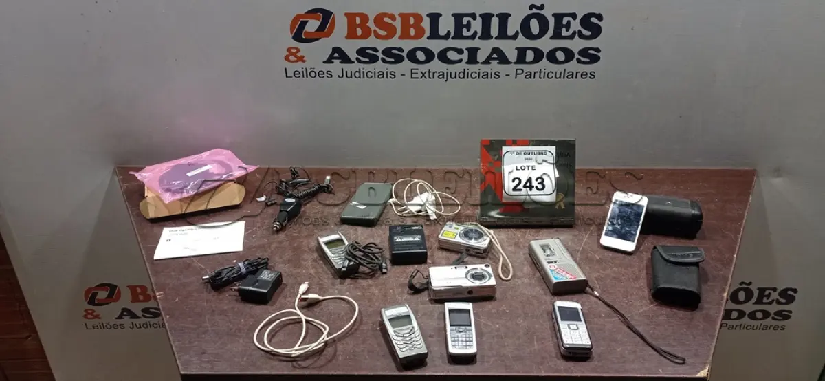 LOTE 243 - 01 IPHONE 4S COM CARREGADOR, 04 CELULARES ANTIGOS, 02 CÂMERAS FOTOGRÁFICAS, 01 POWER BANK, 01 GRAVADOR DE VOZ E 01 ANTENA EXTERNA WIFI. (NO ESTADO) ATENÇÃO! FAZER A VISITAÇÃO ANTES DE ARREMATAR, NÃO SABEMOS SE FUNCIONA, LEILÃO NÃO TEM GARANTIA E NEM DEVOLUÇÃO, SUJEITO A POSSÍVEIS AVARIAS VISÍVEIS/OCULTAS E/OU AUSÊNCIA DE COMPONENTES.