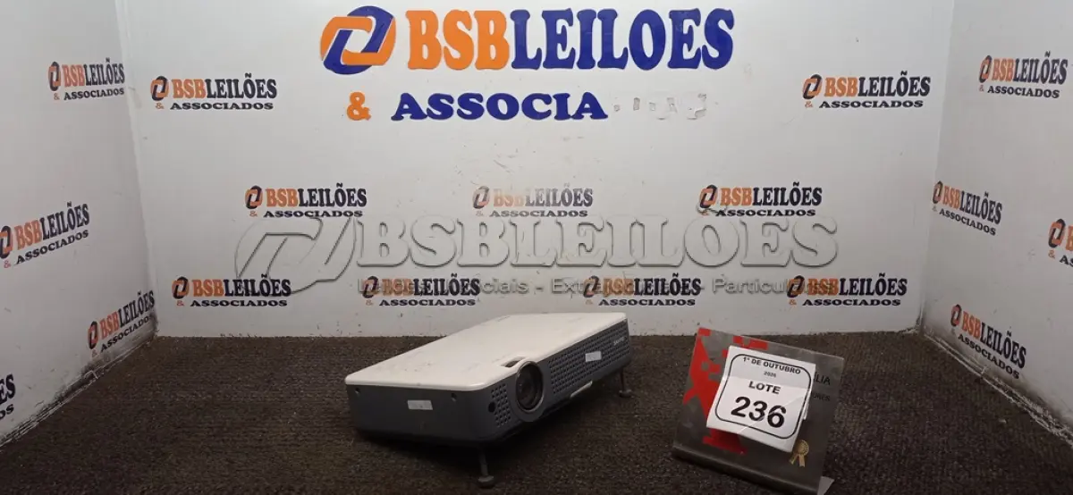 LOTE 236 - 01 PROJETOR MARCA SANYO SEM CABO. (NO ESTADO) ATENÇÃO! FAZER A VISITAÇÃO ANTES DE ARREMATAR, NÃO SABEMOS SE FUNCIONA, LEILÃO NÃO TEM GARANTIA E NEM DEVOLUÇÃO, SUJEITO A POSSÍVEIS AVARIAS VISÍVEIS/OCULTAS E/OU AUSÊNCIA DE COMPONENTES.