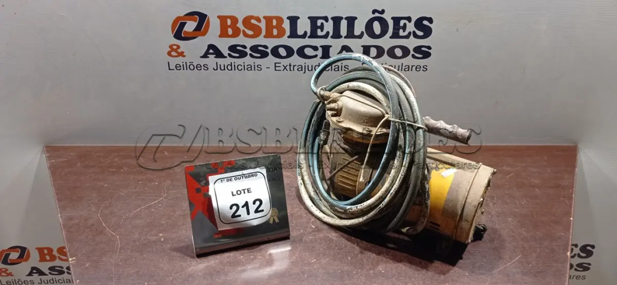LOTE 212 - 01 MOTOR COMPRESSOR DE AR COM MANGUEIRA. (NO ESTADO) ATENÇÃO! FAZER A VISITAÇÃO ANTES DE ARREMATAR, NÃO SABEMOS SE FUNCIONA, LEILÃO NÃO TEM GARANTIA E NEM DEVOLUÇÃO, SUJEITO A POSSÍVEIS AVARIAS VISÍVEIS/OCULTAS E/OU AUSÊNCIA DE COMPONENTES.