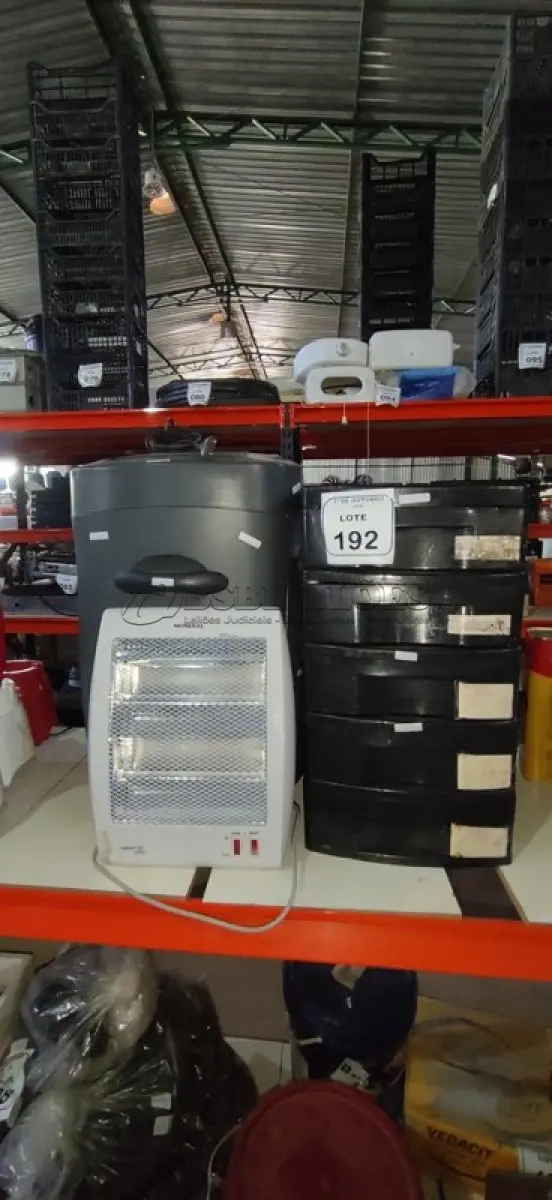 LOTE 192 - 01 FRAGMENTADORA DE PAPEL, 01 AQUECEDOR E 01 GAVETEIRO DE PLÁSTICO COM 05 GAVETAS. (NO ESTADO) ATENÇÃO! FAZER A VISITAÇÃO ANTES DE ARREMATAR, NÃO SABEMOS SE FUNCIONA, LEILÃO NÃO TEM GARANTIA E NEM DEVOLUÇÃO, SUJEITO A POSSÍVEIS AVARIAS VISÍVEIS/OCULTAS E/OU AUSÊNCIA DE COMPONENTES.