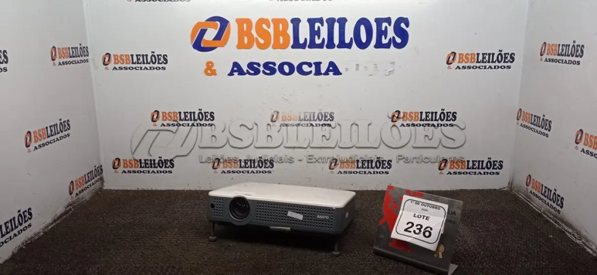 LOTE 236 - 01 PROJETOR MARCA SANYO SEM CABO. (NO ESTADO) ATENÇÃO! FAZER A VISITAÇÃO ANTES DE ARREMATAR, NÃO SABEMOS SE FUNCIONA, LEILÃO NÃO TEM GARANTIA E NEM DEVOLUÇÃO, SUJEITO A POSSÍVEIS AVARIAS VISÍVEIS/OCULTAS E/OU AUSÊNCIA DE COMPONENTES.