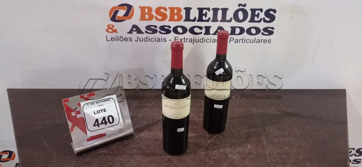 LOTE 440 - 02 GARRAFAS DE VINHO TINTO MALBEC ALTO ARGENTINO 2022 DE 750ML MARCA ANGÉLICA ZAPATA. (NO ESTADO) ATENÇÃO! FAZER A VISITAÇÃO ANTES DE ARREMATAR, NÃO SABEMOS SE FUNCIONA, LEILÃO NÃO TEM GARANTIA E NEM DEVOLUÇÃO, SUJEITO A POSSÍVEIS AVARIAS VISÍVEIS/OCULTAS E/OU AUSÊNCIA DE COMPONENTES.