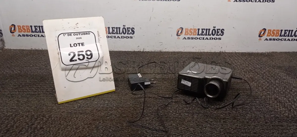 LOTE 259 - 01 PROJETOR MARCA HADX. (NO ESTADO) ATENÇÃO! FAZER A VISITAÇÃO ANTES DE ARREMATAR, NÃO SABEMOS SE FUNCIONA, LEILÃO NÃO TEM GARANTIA E NEM DEVOLUÇÃO, SUJEITO A POSSÍVEIS AVARIAS VISÍVEIS/OCULTAS E/OU AUSÊNCIA DE COMPONENTES.