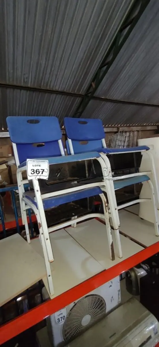 LOTE 367 - 04 CADEIRAS ESCOLARES. (NO ESTADO) ATENÇÃO! FAZER A VISITAÇÃO ANTES DE ARREMATAR, NÃO SABEMOS SE FUNCIONA, LEILÃO NÃO TEM GARANTIA E NEM DEVOLUÇÃO, SUJEITO A POSSÍVEIS AVARIAS VISÍVEIS/OCULTAS E/OU AUSÊNCIA DE COMPONENTES.