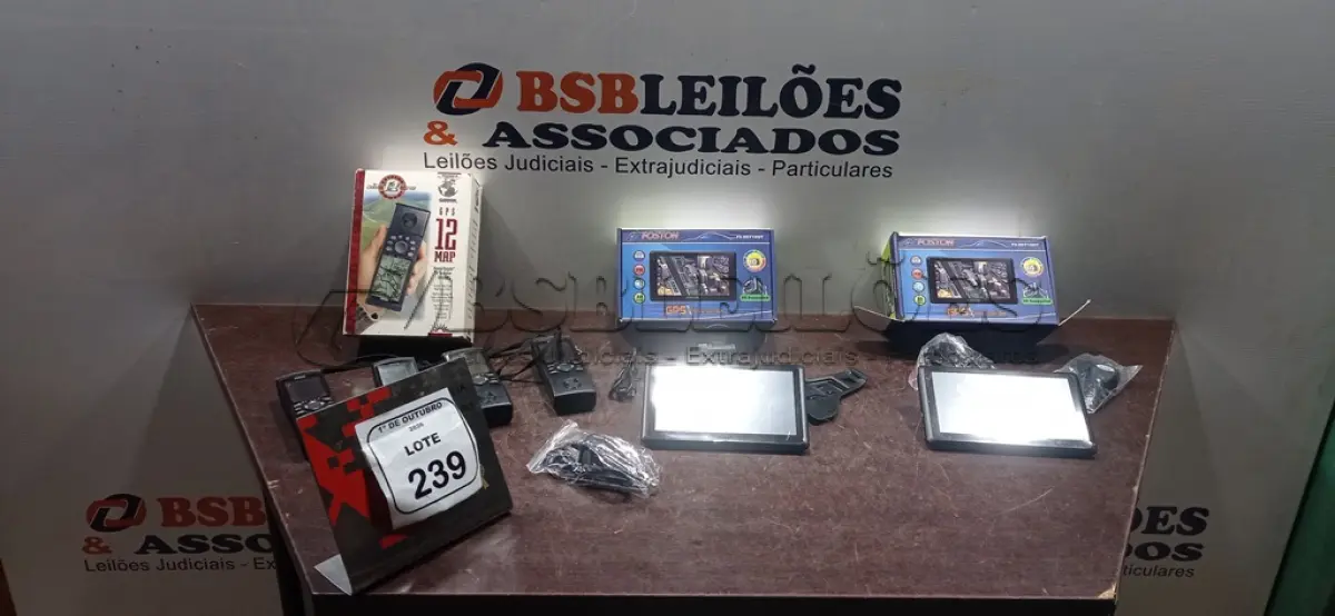 LOTE 239 - 01 GPS MARCA GARMIN E 02 GPS MARCA FOSTON. (NO ESTADO) ATENÇÃO! FAZER A VISITAÇÃO ANTES DE ARREMATAR, NÃO SABEMOS SE FUNCIONA, LEILÃO NÃO TEM GARANTIA E NEM DEVOLUÇÃO, SUJEITO A POSSÍVEIS AVARIAS VISÍVEIS/OCULTAS E/OU AUSÊNCIA DE COMPONENTES.