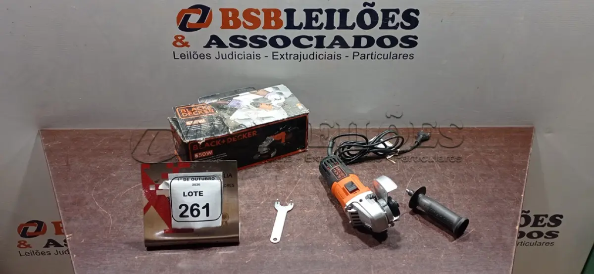 LOTE 261 - 01 ESMERILHADEIRA ANGULAR DE 4-1/2 650W 220V MARCA BLACK DECEKER. (NO ESTADO) ATENÇÃO! FAZER A VISITAÇÃO ANTES DE ARREMATAR, NÃO SABEMOS SE FUNCIONA, LEILÃO NÃO TEM GARANTIA E NEM DEVOLUÇÃO, SUJEITO A POSSÍVEIS AVARIAS VISÍVEIS/OCULTAS E/OU AUSÊNCIA DE COMPONENTES.