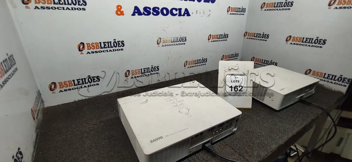 LOTE 162 - 02 PROJETORES MARCA SANYO SEM CABOS. (NO ESTADO) ATENÇÃO! FAZER A VISITAÇÃO ANTES DE ARREMATAR, NÃO SABEMOS SE FUNCIONA, LEILÃO NÃO TEM GARANTIA E NEM DEVOLUÇÃO, SUJEITO A POSSÍVEIS AVARIAS VISÍVEIS/OCULTAS E/OU AUSÊNCIA DE COMPONENTES.