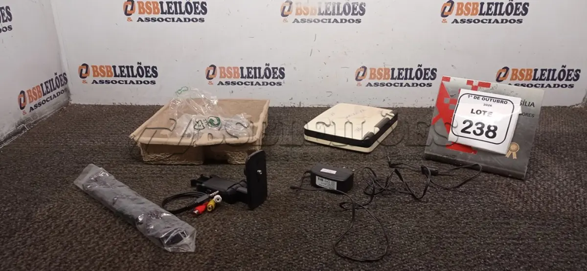 LOTE 238 - 01 DVD PORTATIL MARCA PHILIPS. (NO ESTADO) ATENÇÃO! FAZER A VISITAÇÃO ANTES DE ARREMATAR, NÃO SABEMOS SE FUNCIONA, LEILÃO NÃO TEM GARANTIA E NEM DEVOLUÇÃO, SUJEITO A POSSÍVEIS AVARIAS VISÍVEIS/OCULTAS E/OU AUSÊNCIA DE COMPONENTES.