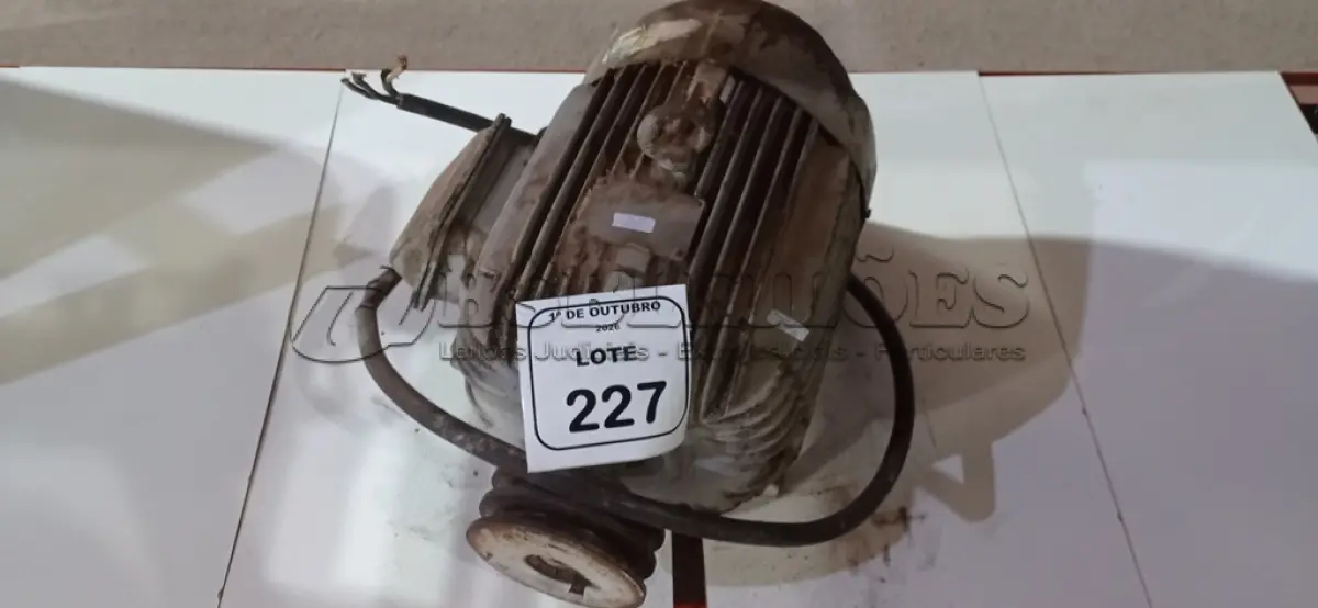 LOTE 227 - 01 MOTOR ELÉTRICO TRIFÁSICO. (NO ESTADO) ATENÇÃO! FAZER A VISITAÇÃO ANTES DE ARREMATAR, NÃO SABEMOS SE FUNCIONA, LEILÃO NÃO TEM GARANTIA E NEM DEVOLUÇÃO, SUJEITO A POSSÍVEIS AVARIAS VISÍVEIS/OCULTAS E/OU AUSÊNCIA DE COMPONENTES.