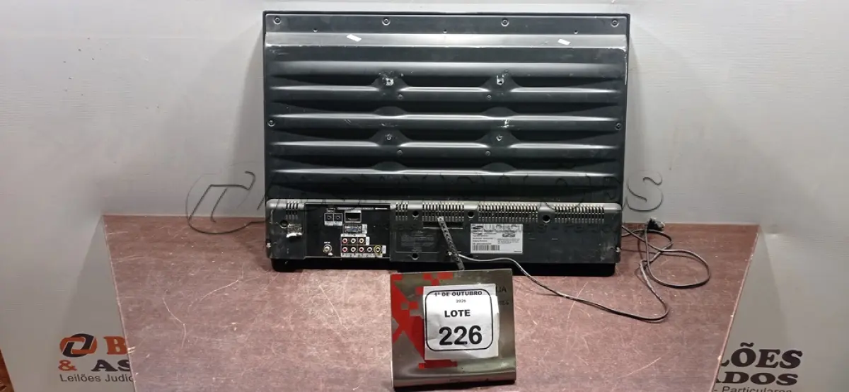 LOTE 226 - 01 TV 27’’ MARCA SAMSUNG. (NO ESTADO) ATENÇÃO! FAZER A VISITAÇÃO ANTES DE ARREMATAR, NÃO SABEMOS SE FUNCIONA, LEILÃO NÃO TEM GARANTIA E NEM DEVOLUÇÃO, SUJEITO A POSSÍVEIS AVARIAS VISÍVEIS/OCULTAS E/OU AUSÊNCIA DE COMPONENTES.