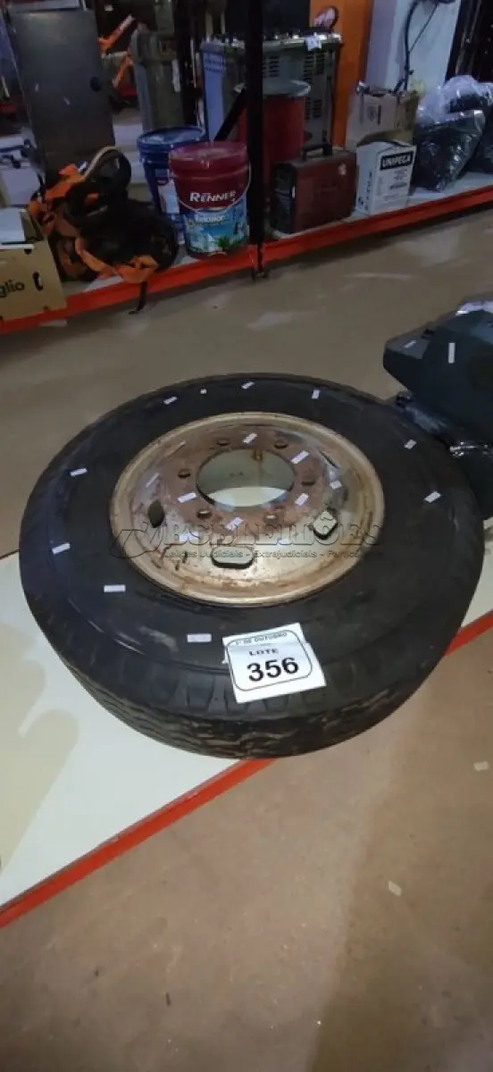 LOTE 356 - 01 RODA DE CARRO COM PNEU 7.50-16LT. (NO ESTADO) ATENÇÃO! FAZER A VISITAÇÃO ANTES DE ARREMATAR, NÃO SABEMOS SE FUNCIONA, LEILÃO NÃO TEM GARANTIA E NEM DEVOLUÇÃO, SUJEITO A POSSÍVEIS AVARIAS VISÍVEIS/OCULTAS E/OU AUSÊNCIA DE COMPONENTES.