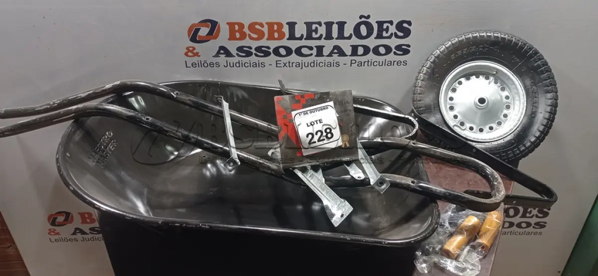LOTE 228 - 01 CARRINHO DE MÃO DESMONTADO. (NO ESTADO) ATENÇÃO! FAZER A VISITAÇÃO ANTES DE ARREMATAR, NÃO SABEMOS SE FUNCIONA, LEILÃO NÃO TEM GARANTIA E NEM DEVOLUÇÃO, SUJEITO A POSSÍVEIS AVARIAS VISÍVEIS/OCULTAS E/OU AUSÊNCIA DE COMPONENTES.