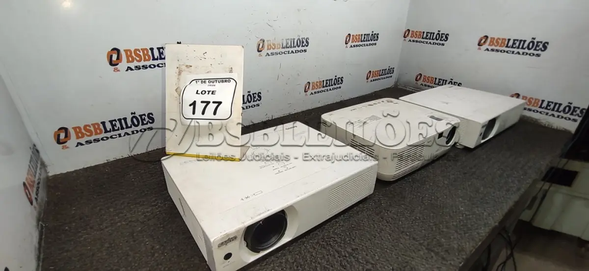 LOTE 177 - 03 PROJETORES DE MARCAS E MODELOS DIVERSOS SEM CABOS. (NO ESTADO) ATENÇÃO! FAZER A VISITAÇÃO ANTES DE ARREMATAR, NÃO SABEMOS SE FUNCIONA, LEILÃO NÃO TEM GARANTIA E NEM DEVOLUÇÃO, SUJEITO A POSSÍVEIS AVARIAS VISÍVEIS/OCULTAS E/OU AUSÊNCIA DE COMPONENTES.